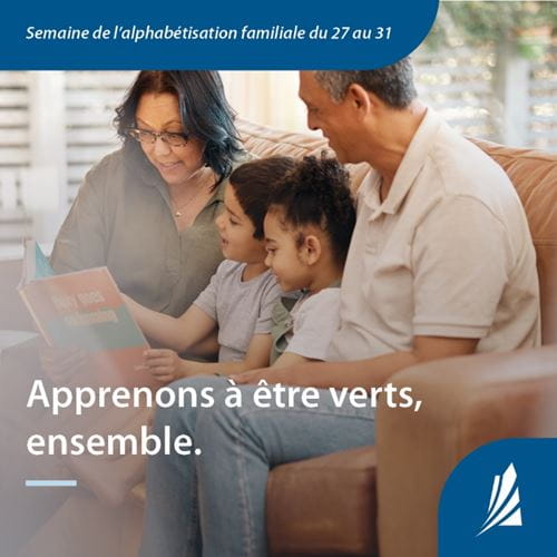 Une famille lit une livre ensemble. Apprenons à être verts, ensemble.